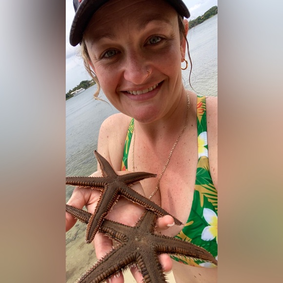 Meet Casie & Family 🩺🦝🐕🦎☀️🌊🏝️👙🎣 - Picture 8 of 9